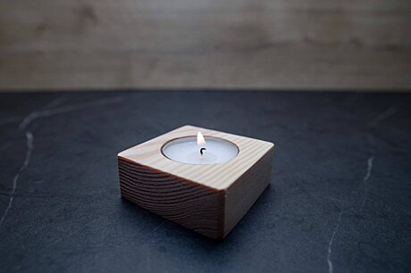 Dřevěný svícen Natur wood 1610 z masivu s čajovou svíčkou